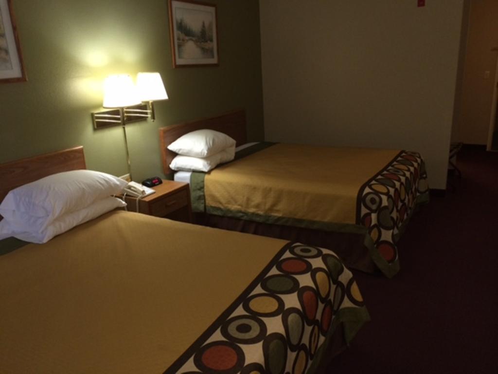 Super 8 By Wyndham Beresford Hotel Room photo